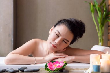 Güzel Asyalı kadınlar Spa 'da bitki banyosu yapar, güzel vücut bakımı yapar, mutlu sakin, sağlıklı bir hayat sürer..