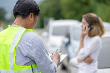 Kadın araba kazası, konuşma, yardım çağrısı, sigortacı ajan, yol kenarı hasar raporu..
