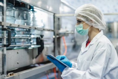 Su fabrikasında çalışan işçiler, temiz bakımlı hijyen üniformalı temizlikçiler..