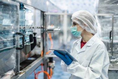 Su fabrikasında çalışan işçiler, temiz bakımlı hijyen üniformalı temizlikçiler..