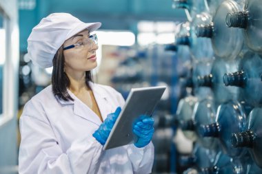 Su fabrikasında çalışan işçiler, temiz bakımlı hijyen üniformalı temizlikçiler..