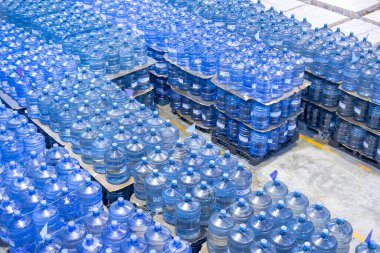 Su santrali ürün depolama odası envanteri lojistik geminin işlem yapmasını bekliyor..