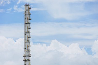 Damıtma sütunları. Kesirli Distilasyon. Petrol ve doğalgaz petrol veya petrokimya tesisi binasındaki Tabaka Sütunu veya Rafineri Kulesi.