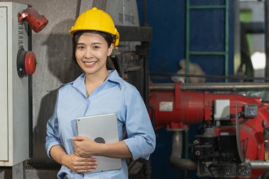 Asyalı akıllı mühendis kadın portresi mutlu gülümseyen fabrika müdürü. Mühendis kadın. Gaz borusu kontrol odasında servis işçisi..