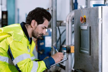 Fabrika mühendisi kontrol makinesi kontrol listesi yazma değeri fabrikadaki su kazanının kontrol paneli monitör sıcaklığı.