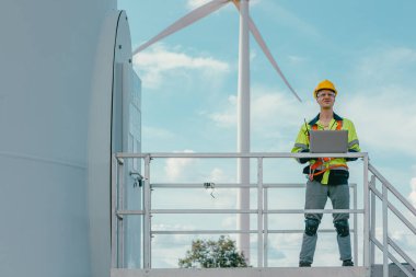 Açık havada çalışan mühendis işçiler rüzgar türbinlerinde güvenlik, temiz enerji santrali arka planı, işçi takımı rüzgar enerjisi çiftliği..