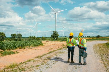 Açık havada çalışan mühendis işçiler rüzgar türbinlerinde güvenlik, temiz enerji santrali arka planı, işçi takımı rüzgar enerjisi çiftliği..