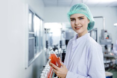 Portre mutlu içecek fabrikası işçisi. Yiyecek ve içecek fabrikasında güvenlik müfettişi hijyenli üretim hattı..