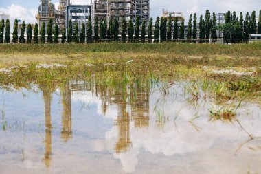 Su baskını, yüksek deniz seviyesi seli, sulu kara koşulları Rafineri Petrol Fabrikası kavramında şiddetli yağmur çarpması.