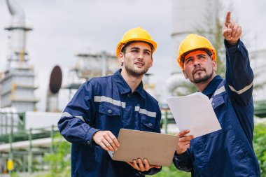 Mühendis işçi ekibi dışarıda çalışıyor, Surveyor ekip çalışması gaz boru hattı nakliye boru hattı rafineri endüstrisi için inşaat projesi başlattı.