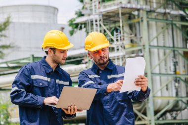 Mühendis işçi ekibi dışarıda çalışıyor, Surveyor ekip çalışması gaz boru hattı nakliye boru hattı rafineri endüstrisi için inşaat projesi başlattı.