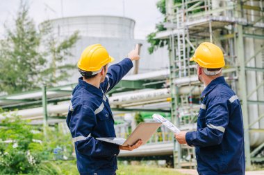 Mühendis işçi ekibi dışarıda çalışıyor, Surveyor ekip çalışması gaz boru hattı nakliye boru hattı rafineri endüstrisi için inşaat projesi başlattı.