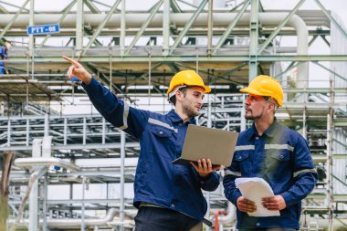 Mühendis işçi ekibi dışarıda çalışıyor, Surveyor ekip çalışması gaz boru hattı nakliye boru hattı rafineri endüstrisi için inşaat projesi başlattı.