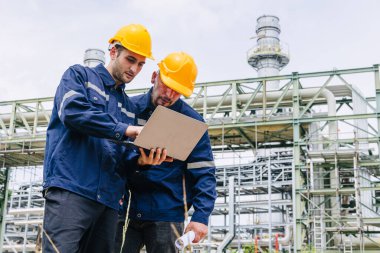 Mühendis işçi ekibi dışarıda çalışıyor, Surveyor ekip çalışması gaz boru hattı nakliye boru hattı rafineri endüstrisi için inşaat projesi başlattı.