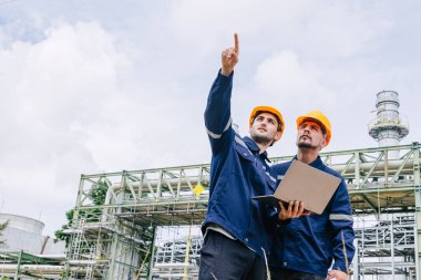 Mühendis işçi ekibi dışarıda çalışıyor, Surveyor ekip çalışması gaz boru hattı nakliye boru hattı rafineri endüstrisi için inşaat projesi başlattı.