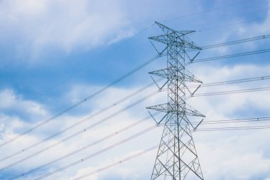 Yüksek voltajlı elektrik iletim kulesi, elektrik santralinden kentsel şehire elektrik pilonu ile güç aktarımı.