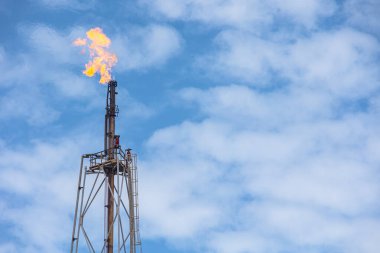 Metan gazı yangını Yığını Yığını Platformu Rafineri Petrol Tesisinde ya da Açık Deniz Yağ Çıkarma Sürecinde Alev Yangını.