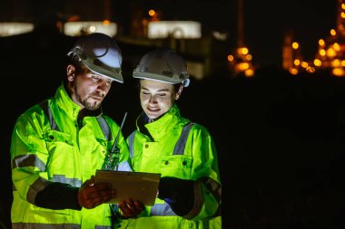 Gece Vardiyası Endüstriyel İşçi Teftişi Yüksek Görüş Miğferleri Operasyonel Güvenlik Tartışması Servisi, Endüstri Ekibi Rafineri Bakımı İnşaat Sanayii İşçi Tesisi Mühendisliği