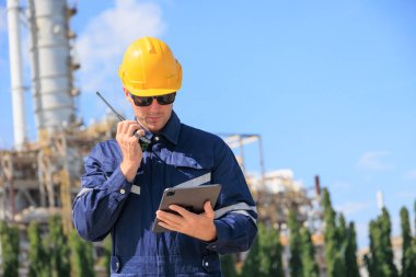 Endüstriyel İşçi Denetleme Tesisi Telsiz Görünüm Tableti, Mühendislik Endüstrisi Açık Hava Güvenliği Profesyonel İletişim Hardhat Kontrol Site İnşaat Rafinerisi.