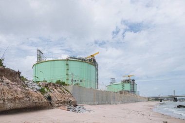 Deniz kıyısındaki endüstriyel doğal gaz depolama tankı. Büyük LNG veya okyanus kıyısındaki sahil koyunda sıvılaştırılmış propan tankı.