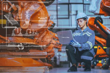 Robotik Endüstri Fabrikası 'nda Bilgisayar Teknolojisi Yazılım Programı Robotu kullanarak modern grafikleri üst üste koyuyor.