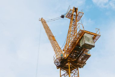 İnşaat alanındaki Crane kulesi. Şehir Geliştirme Altyapı İçin Bir Turna Yapısı Kaldırma.