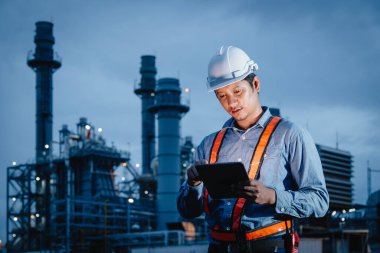 Rafineri Endüstrisinde Profesyonel Mühendis Erkek Gece Mesaisi. Elektrik Santrali Mühendisliği Gece Tesisleri İncelemesi.