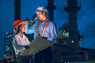 Petrol rafinerisi gece vardiyası mühendisi çalışma ekibi. Elektrik santrali mühendisleri ekip çalışması akşam araştırma desteği.