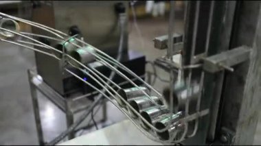 Tin, yiyecek imalatında kemer üretim hattında hızlı seyahat edebilir. Fish konserve fabrikası..