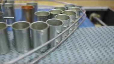 Tin, yiyecek imalatında kemer üretim hattında hızlı seyahat edebilir. Fish konserve fabrikası..