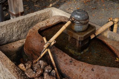 Temizuya Su Çadırı, Japon Tapınağı Tapınağı Bahçesi Çeşmesi ve Taş Kasesi Suyu, el temizliği için durula.
