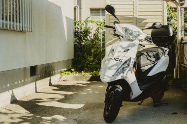 Japon polisi motosiklet motosikletini Kyoto 'daki polis karakoluna park etti.