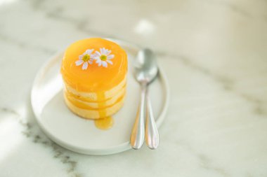 Ev yapımı portakal meyveli kek sulu tarif katlı krep tatlı tatlı menüsü masada..