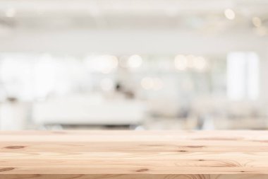 Reklam montajı arka plan şablonu için ahşap masa üstü fotokopi alanı olan kapalı kafenin içi beyaz kahve dükkanı.