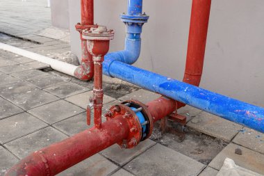 Eski grunge açık su bağlantı boru su sistemi paslı paslı ve yıpranmış.