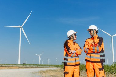 Profesyonel mühendis ekip çalışması. Servis onarım rüzgar türbini temiz çalışıyor. Rüzgar enerjisi jeneratörü çiftliği..
