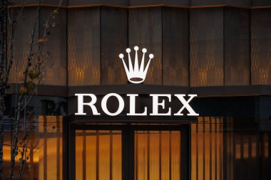 Rolex marka logo mağazası Shibuya alışveriş merkezinin önünde lüks alışveriş caddesi, 11 Aralık 2024, Tokyo, Japonya.