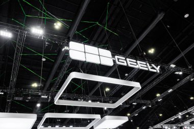 Zhejiang Geely Holding Group Tayland Motor EXPO 'da birden fazla markanın altında araç üretip satıyor. 26 Mart 2025, Bangkok, Tayland