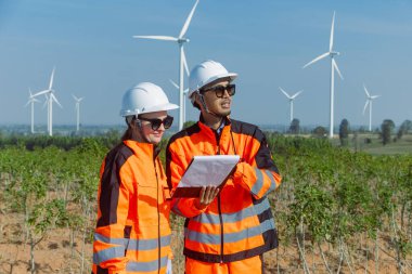 Profesyonel mühendis ekip çalışması. Servis onarım rüzgar türbini temiz çalışıyor. Rüzgar enerjisi jeneratörü çiftliği..