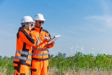 Profesyonel mühendis ekip çalışması. Servis onarım rüzgar türbini temiz çalışıyor. Rüzgar enerjisi jeneratörü çiftliği..