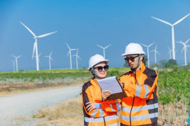 Profesyonel mühendis ekip çalışması. Servis onarım rüzgar türbini temiz çalışıyor. Rüzgar enerjisi jeneratörü çiftliği..