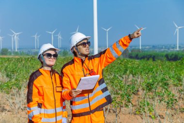 Profesyonel mühendis ekip çalışması. Servis onarım rüzgar türbini temiz çalışıyor. Rüzgar enerjisi jeneratörü çiftliği..