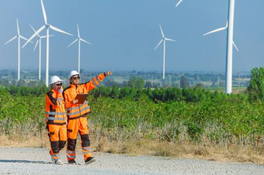 Profesyonel mühendis ekip çalışması. Servis onarım rüzgar türbini temiz çalışıyor. Rüzgar enerjisi jeneratörü çiftliği..