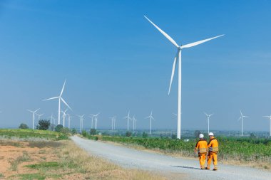 Profesyonel mühendis ekip çalışması. Servis onarım rüzgar türbini temiz çalışıyor. Rüzgar enerjisi jeneratörü çiftliği..