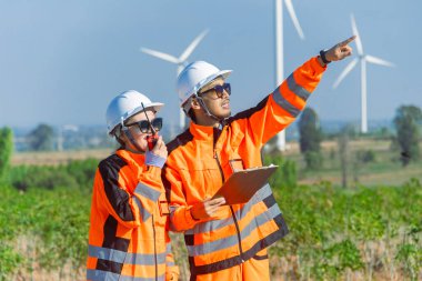 Profesyonel mühendis ekip çalışması. Servis onarım rüzgar türbini temiz çalışıyor. Rüzgar enerjisi jeneratörü çiftliği..