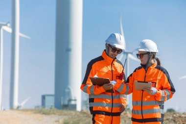 Profesyonel mühendis ekip çalışması. Servis onarım rüzgar türbini temiz çalışıyor. Rüzgar enerjisi jeneratörü çiftliği..