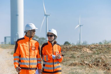 Profesyonel mühendis ekip çalışması. Servis onarım rüzgar türbini temiz çalışıyor. Rüzgar enerjisi jeneratörü çiftliği..