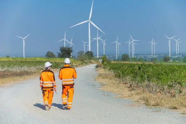 Profesyonel mühendis ekip çalışması. Servis onarım rüzgar türbini temiz çalışıyor. Rüzgar enerjisi jeneratörü çiftliği..
