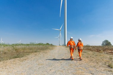 Profesyonel mühendis ekip çalışması. Servis onarım rüzgar türbini temiz çalışıyor. Rüzgar enerjisi jeneratörü çiftliği..