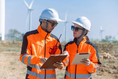 Profesyonel mühendis ekip çalışması. Servis onarım rüzgar türbini temiz çalışıyor. Rüzgar enerjisi jeneratörü çiftliği..
